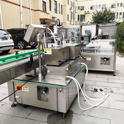 大顆粒醬料灌裝加油加汁機(jī)背面實(shí)拍