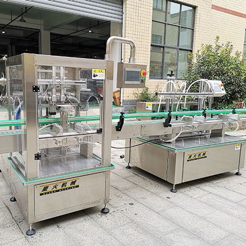 大顆粒醬料灌裝加油加汁機(jī)實(shí)拍