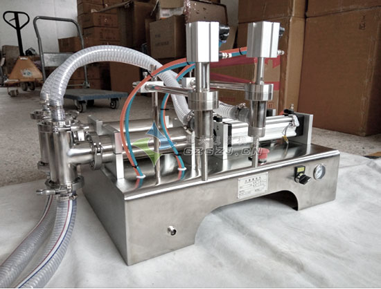 雙頭液體灌裝機整機廠房內(nèi)實拍展示